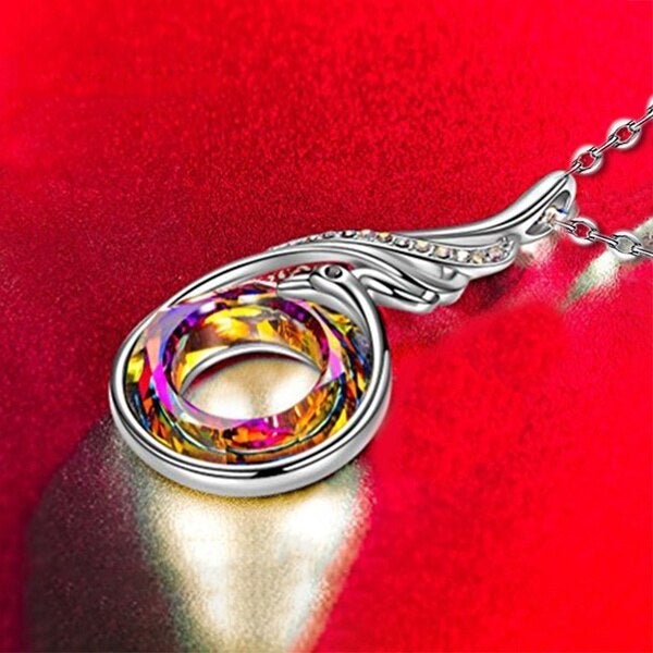 "Kvinnors halsband med livfulla kristaller, flerfärgad design, elegant och symbolisk accessoar för alla tillfällen."