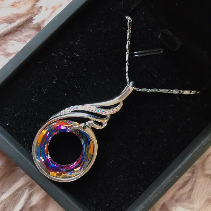 "Kvinnors halsband med livfulla kristaller, flerfärgad design, elegant och symbolisk accessoar för alla tillfällen."