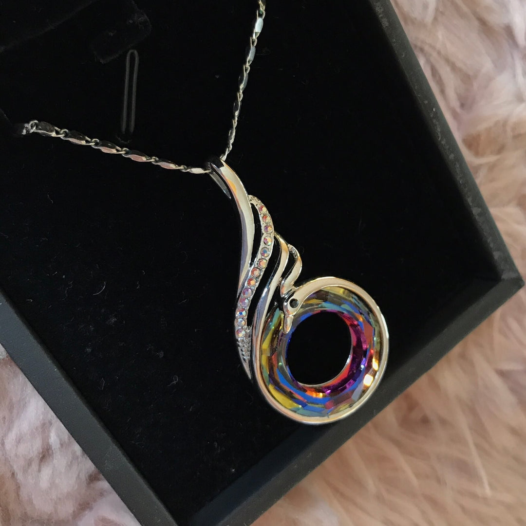 "Kvinnors halsband med livfulla kristaller, flerfärgad design, elegant och symbolisk accessoar för alla tillfällen."