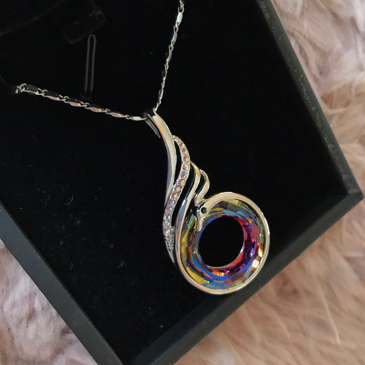 "Kvinnors halsband med livfulla kristaller, flerfärgad design, elegant och symbolisk accessoar för alla tillfällen."