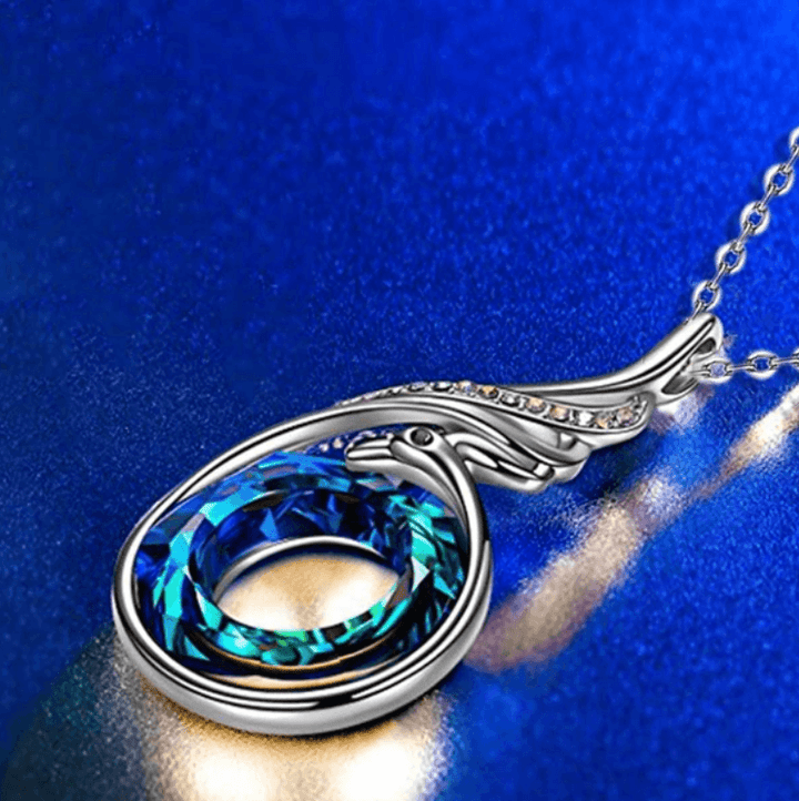 "Kvinnors halsband med livfulla kristaller, flerfärgad design, elegant och symbolisk accessoar för alla tillfällen."