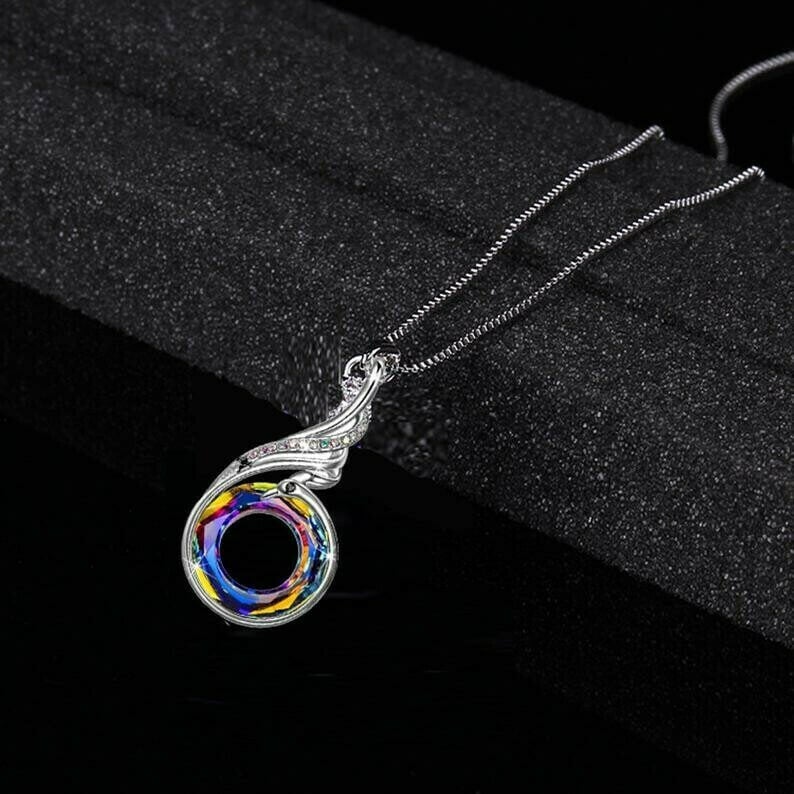 "Kvinnors halsband med livfulla kristaller, flerfärgad design, elegant och symbolisk accessoar för alla tillfällen."