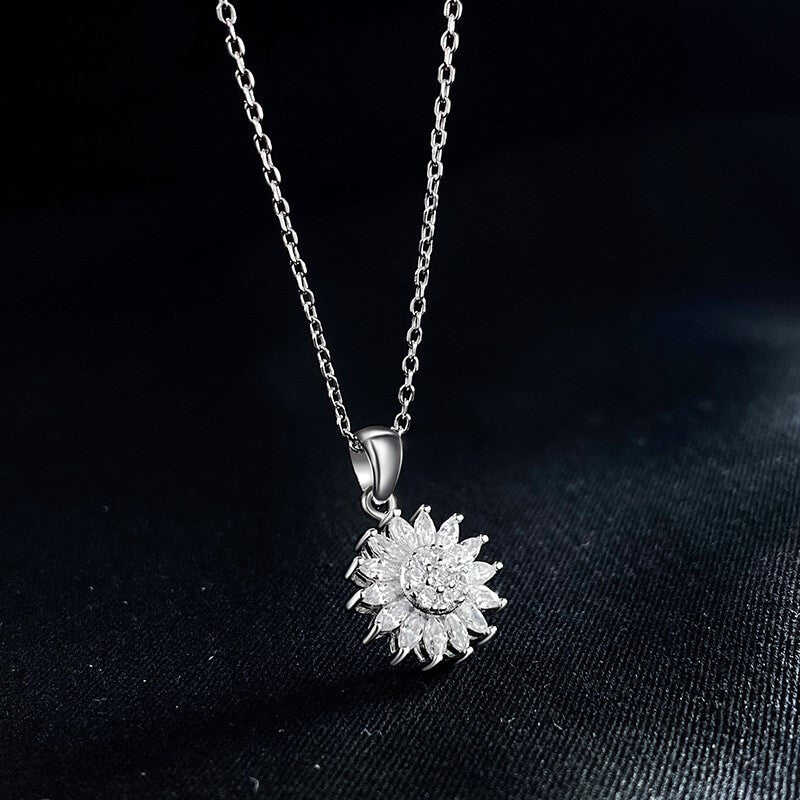 "Kvinnors halsband med snurrande solros i guld och silver, elegant symbol för vitalitet, solsken och modern stil."
