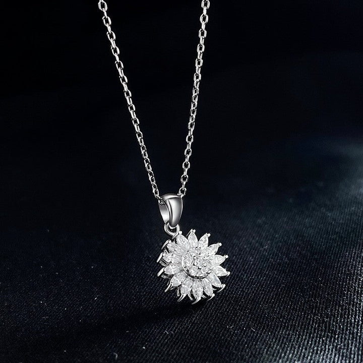 "Kvinnors halsband med snurrande solros i guld och silver, elegant symbol för vitalitet, solsken och modern stil."