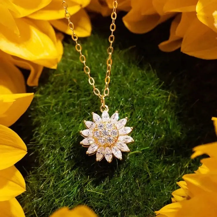 "Kvinnors halsband med snurrande solros i guld och silver, elegant symbol för vitalitet, solsken och modern stil."