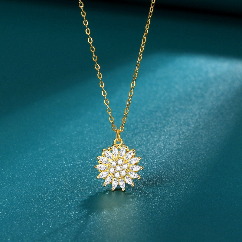 "Kvinnors halsband med snurrande solros i guld och silver, elegant symbol för vitalitet, solsken och modern stil."