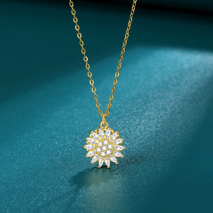 "Kvinnors halsband med snurrande solros i guld och silver, elegant symbol för vitalitet, solsken och modern stil."