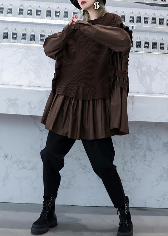 "Kvinnors hög hals stickad sweatshirt, chokladfärgad, elegant och mysig, perfekt för kyligare dagar."