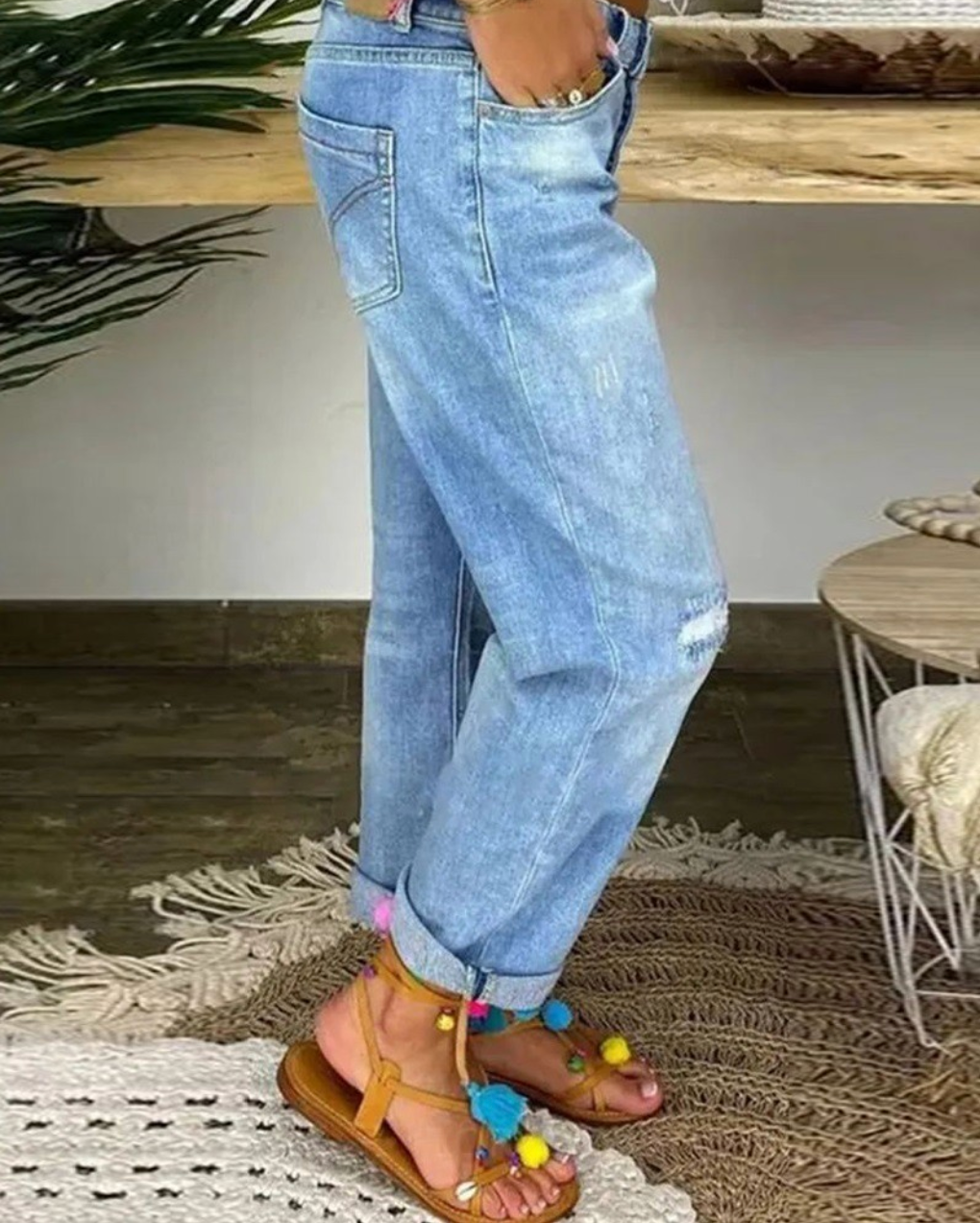 "Kvinnors hög midja jeans i klassisk stil, slitstark denim, smickrande silhuett. Perfekt för vardag och formella tillfällen."
