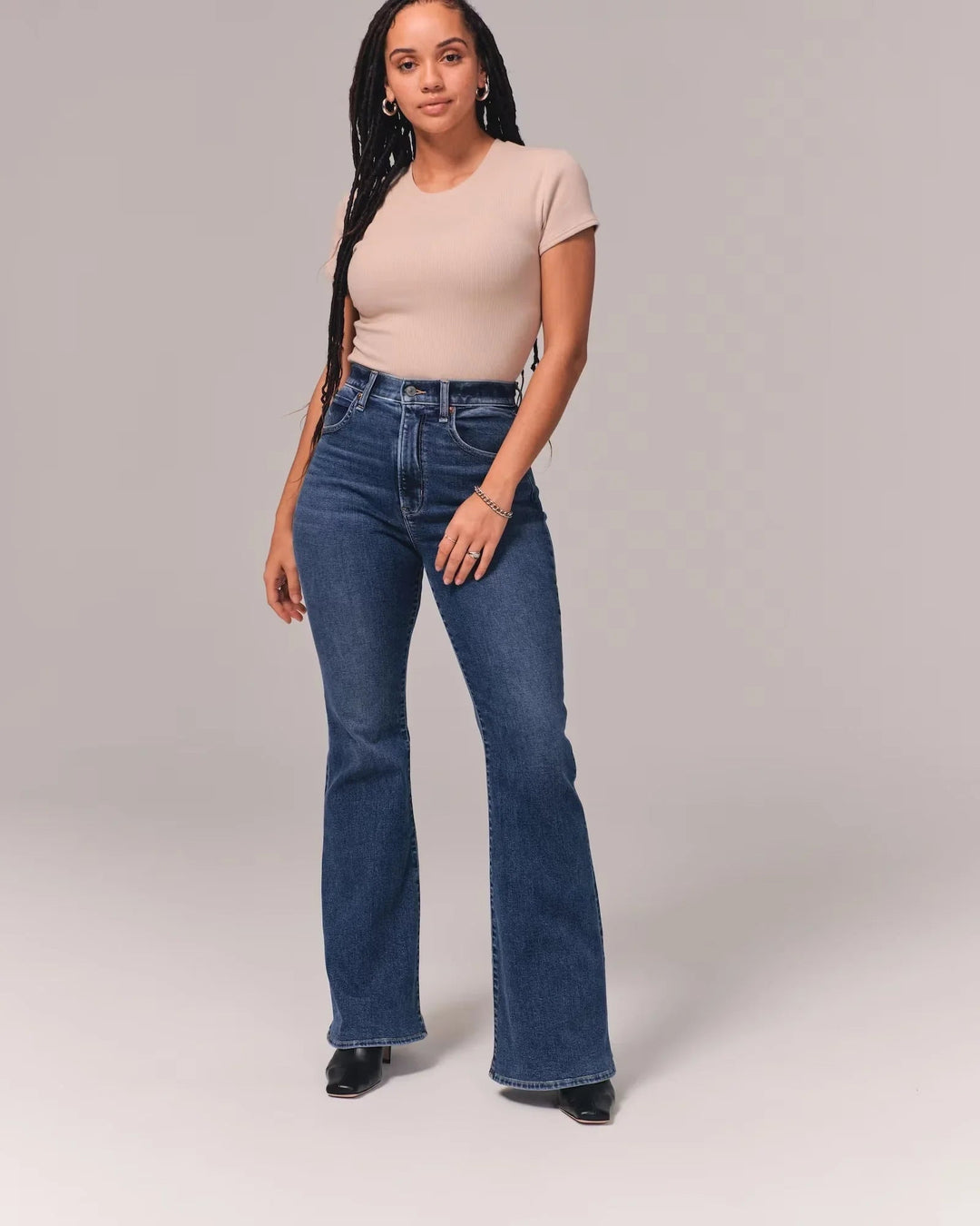 "Kvinnors hög midja jeans i mörkblå och ljusblå, smickrande passform, trendig stil, perfekt för alla tillfällen."