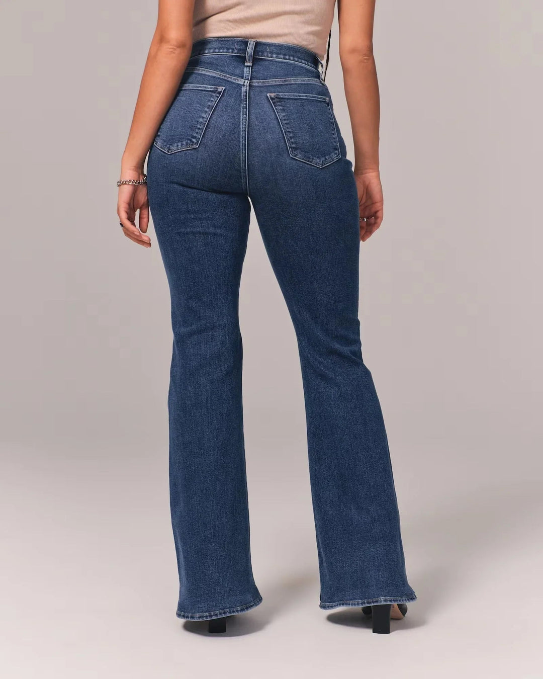 "Kvinnors hög midja jeans i mörkblå och ljusblå, smickrande passform, trendig stil, perfekt för alla tillfällen."