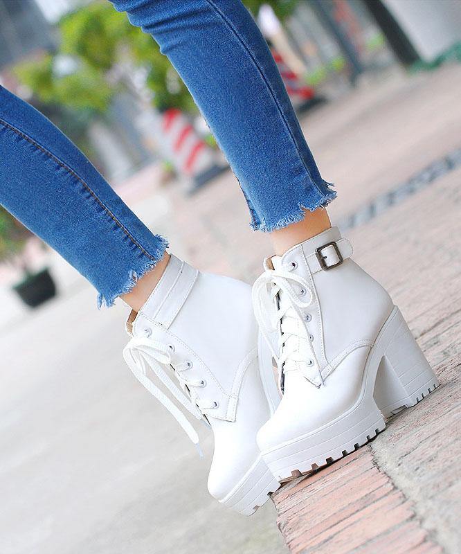 "Kvinnors höga chunky boots med elegant korsremmar och 8 cm klack, perfekta för höst- och vinterstil."