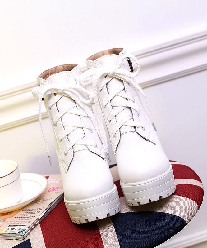 "Kvinnors höga chunky boots med elegant korsremmar och 8 cm klack, perfekta för höst- och vinterstil."