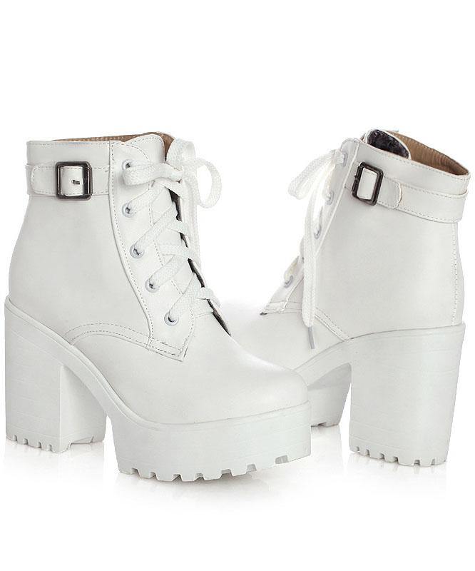 "Kvinnors höga chunky boots med elegant korsremmar och 8 cm klack, perfekta för höst- och vinterstil."