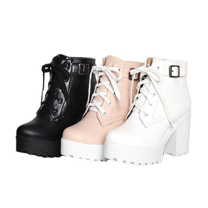 "Kvinnors höga chunky boots med elegant korsremmar och 8 cm klack, perfekta för höst- och vinterstil."