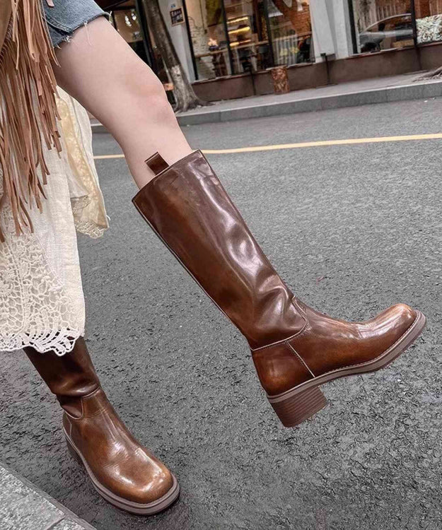 "Kvinnors höga stövlar med chunky heel i brunt syntetiskt läder, stilren design, perfekt för både formella och informella til