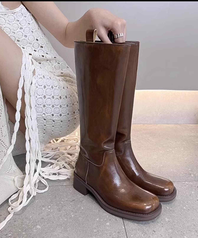 "Kvinnors höga stövlar med chunky heel i brunt syntetiskt läder, stilren design, perfekt för både formella och informella til