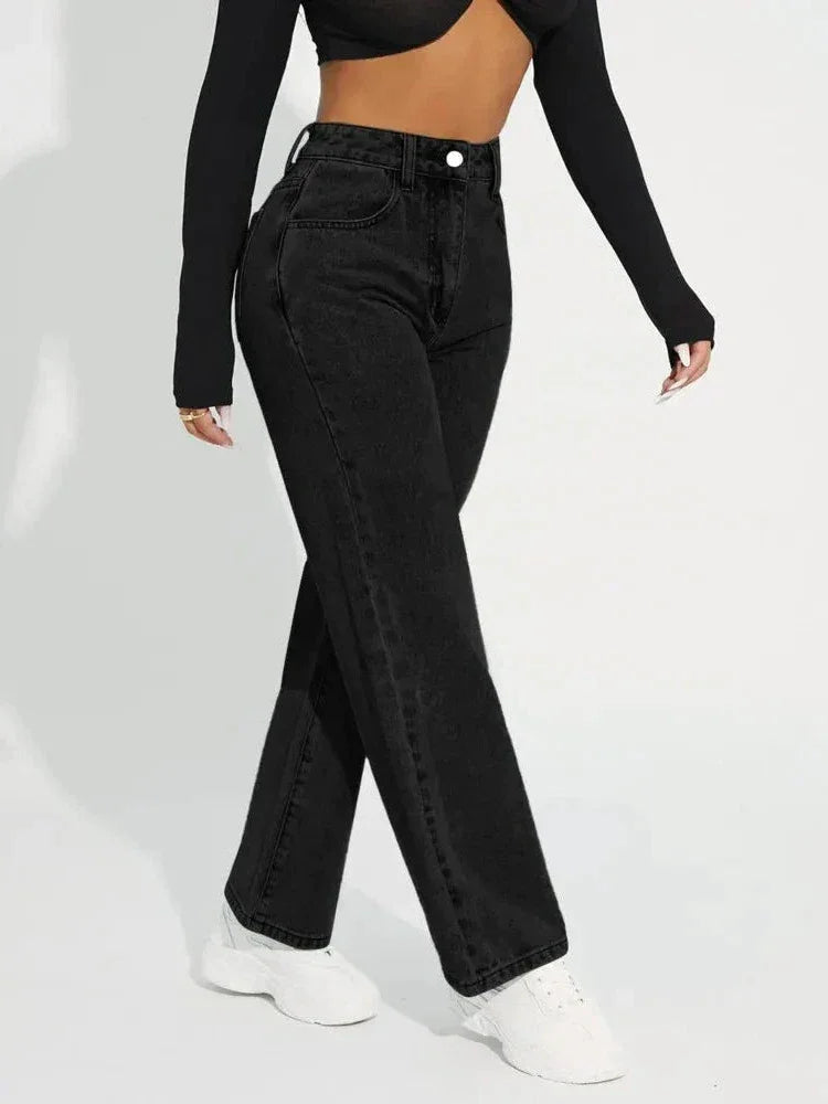 "Kvinnors högmidjade raka ben jeans i ljusblått och svart, smickrande passform, elegant stil och komfort för alla tillfällen.