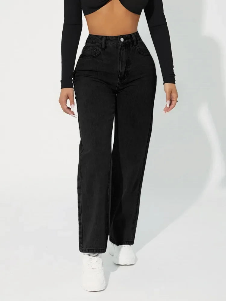 "Kvinnors högmidjade raka ben jeans i ljusblått och svart, smickrande passform, elegant stil och komfort för alla tillfällen.