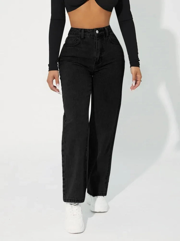 "Kvinnors högmidjade raka ben jeans i ljusblått och svart, smickrande passform, elegant stil och komfort för alla tillfällen.