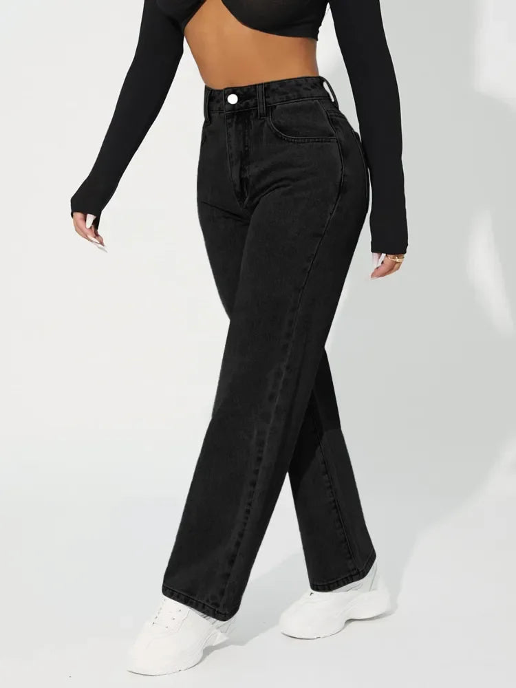 "Kvinnors högmidjade raka ben jeans i ljusblått och svart, smickrande passform, elegant stil och komfort för alla tillfällen.