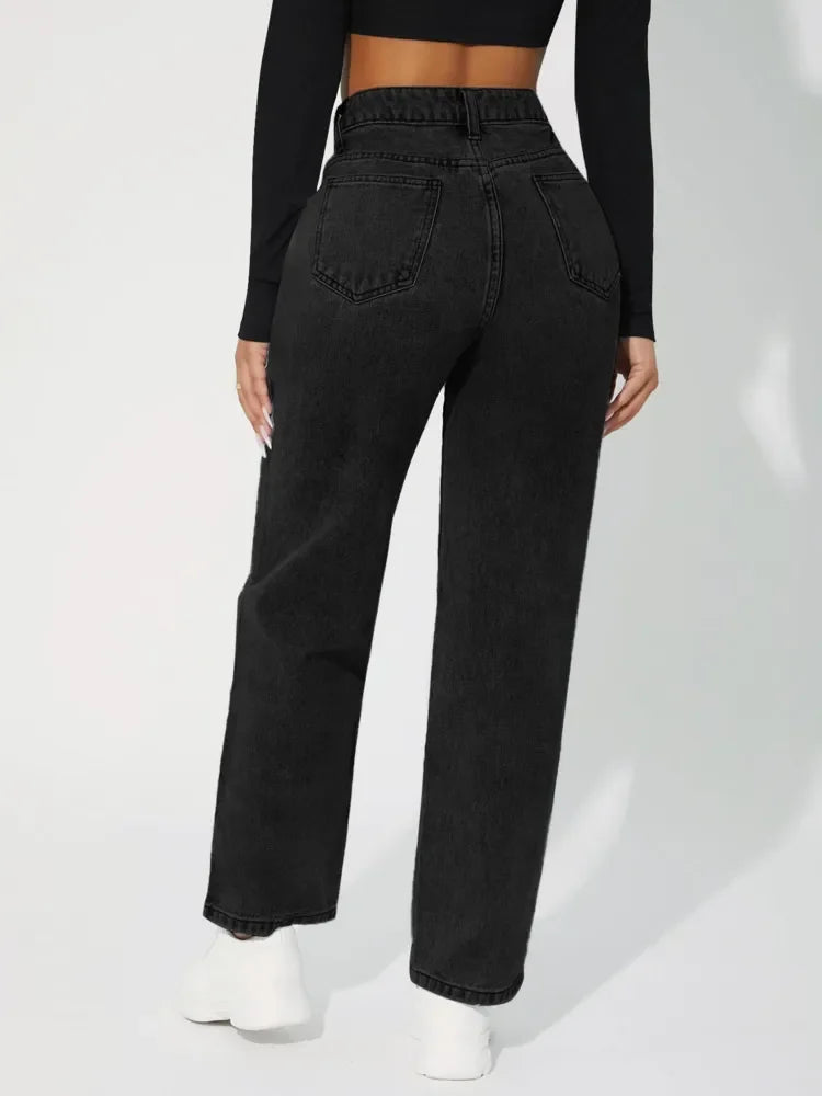"Kvinnors högmidjade raka ben jeans i ljusblått och svart, smickrande passform, elegant stil och komfort för alla tillfällen.