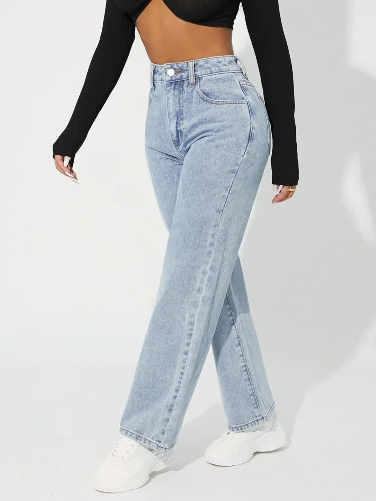 "Kvinnors högmidjade raka ben jeans i ljusblått och svart, smickrande passform, elegant stil och komfort för alla tillfällen.