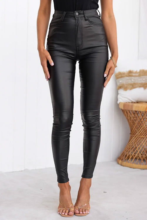 "Kvinnors högmidjade slim fit byxor i svart, elegant design, framhäver silhuetten, stretchigt material för komfort."