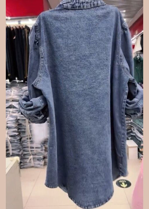 "Kvinnors jeansjacka med volangdetaljer, långa ärmar, ljus denim, feminin stil, avslappnad passform för vardag och fest."