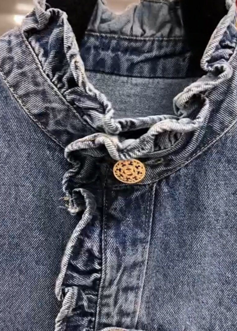 "Kvinnors jeansjacka med volangdetaljer, långa ärmar, ljus denim, feminin stil, avslappnad passform för vardag och fest."