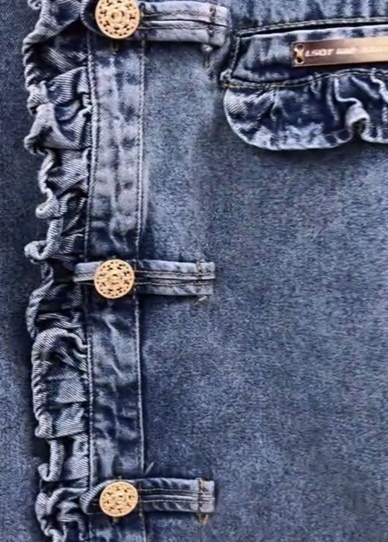"Kvinnors jeansjacka med volangdetaljer, långa ärmar, ljus denim, feminin stil, avslappnad passform för vardag och fest."