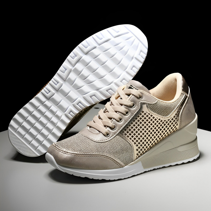 "Kvinnors kilklack sneakers i elegant design med neutrala färger, perfekt för både vardagsstil och formella tillfällen."