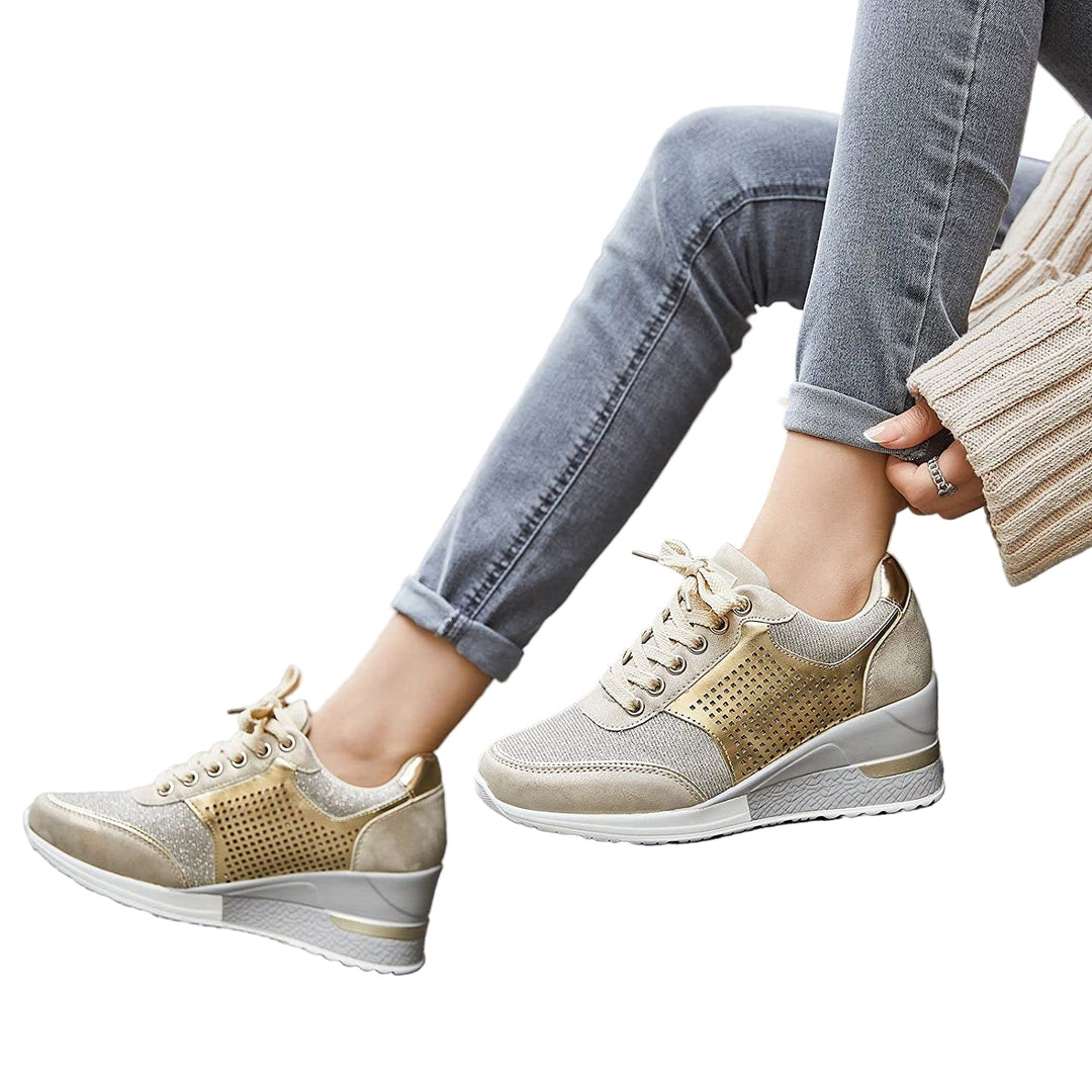 "Kvinnors kilklack sneakers i elegant design med neutrala färger, perfekt för både vardagsstil och formella tillfällen."