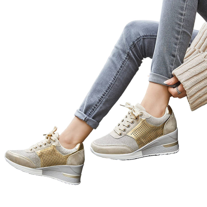 "Kvinnors kilklack sneakers i elegant design med neutrala färger, perfekt för både vardagsstil och formella tillfällen."
