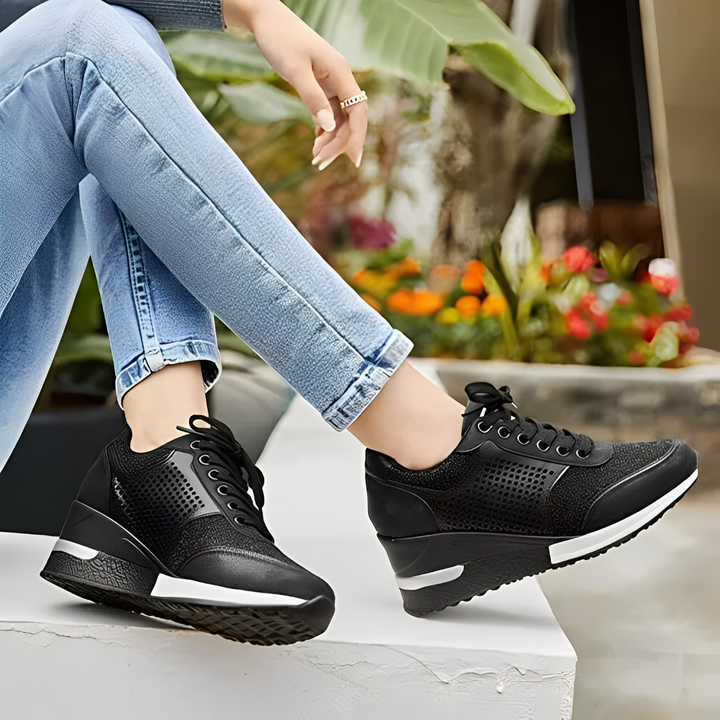 "Kvinnors kilklack sneakers i elegant design med neutrala färger, perfekt för både vardagsstil och formella tillfällen."