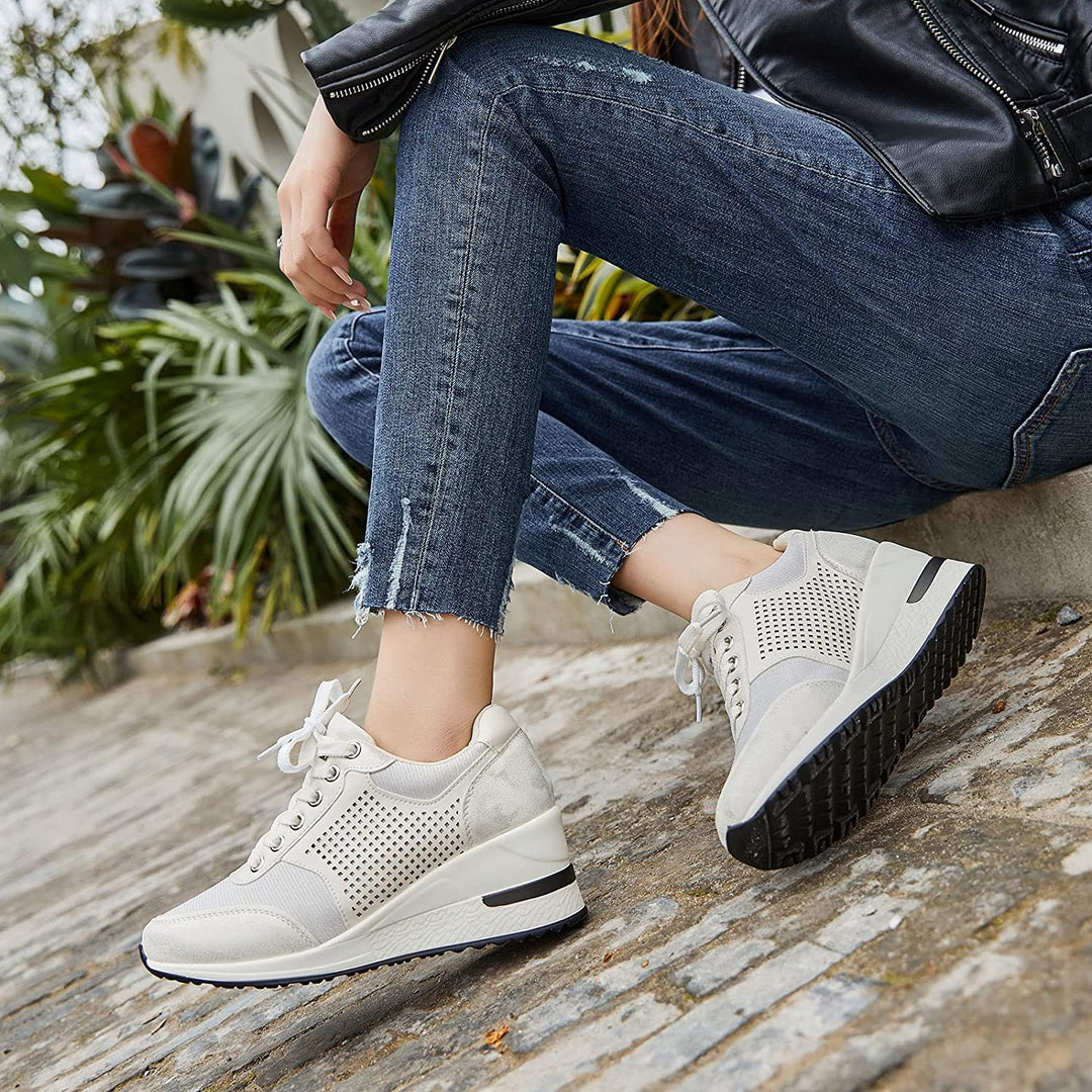 "Kvinnors kilklack sneakers i elegant design med neutrala färger, perfekt för både vardagsstil och formella tillfällen."