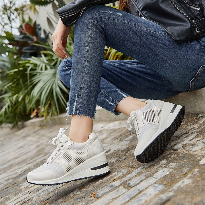 "Kvinnors kilklack sneakers i elegant design med neutrala färger, perfekt för både vardagsstil och formella tillfällen."