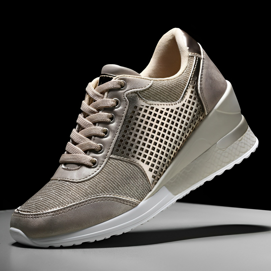 "Kvinnors kilklack sneakers i elegant design med neutrala färger, perfekt för både vardagsstil och formella tillfällen."