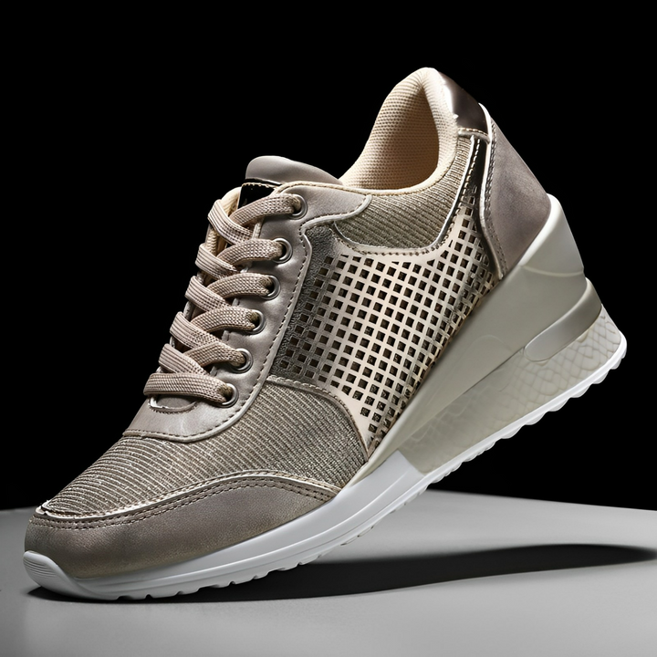 "Kvinnors kilklack sneakers i elegant design med neutrala färger, perfekt för både vardagsstil och formella tillfällen."