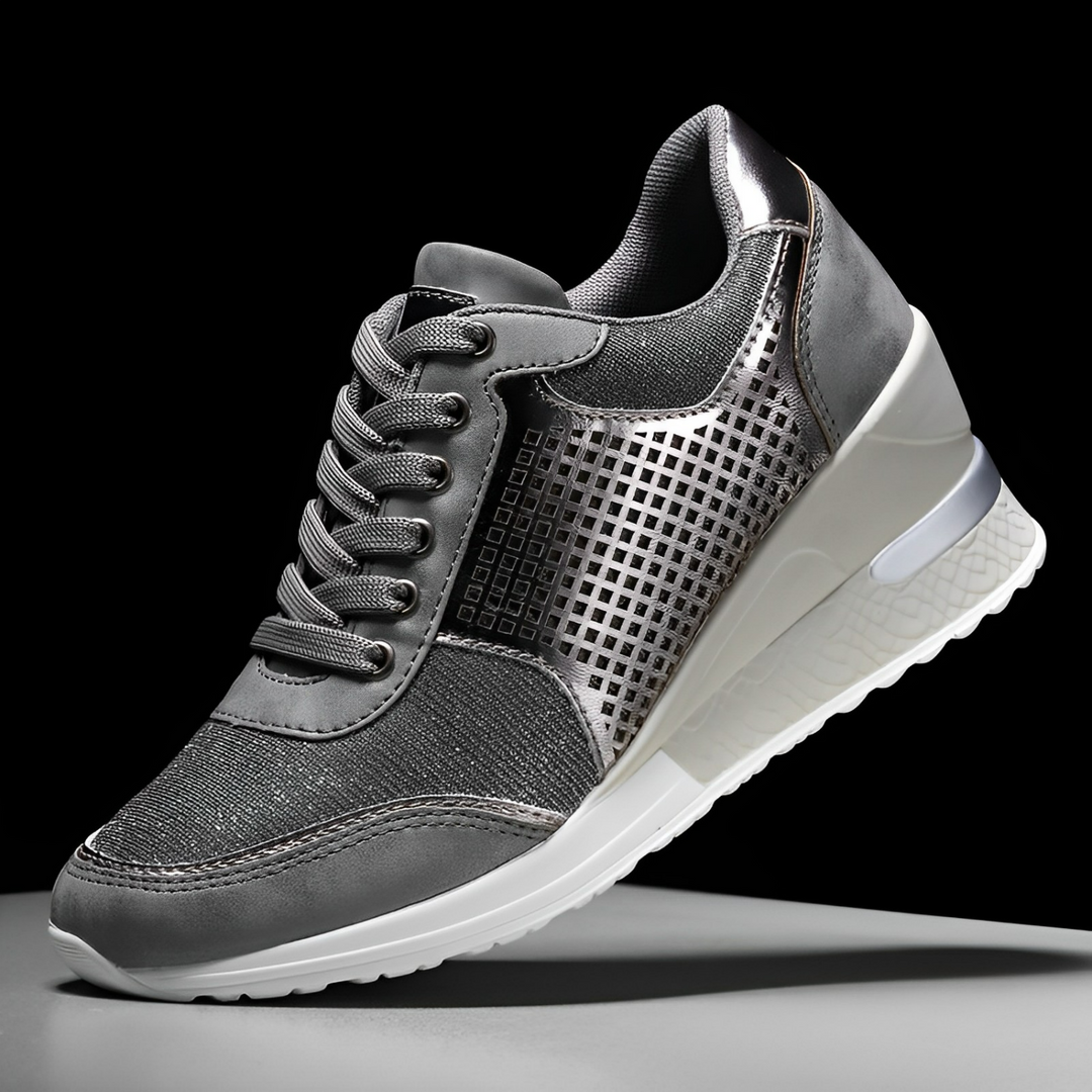 "Kvinnors kilklack sneakers i elegant design med neutrala färger, perfekt för både vardagsstil och formella tillfällen."
