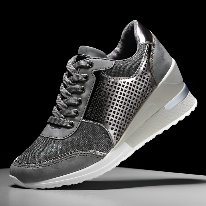 "Kvinnors kilklack sneakers i elegant design med neutrala färger, perfekt för både vardagsstil och formella tillfällen."