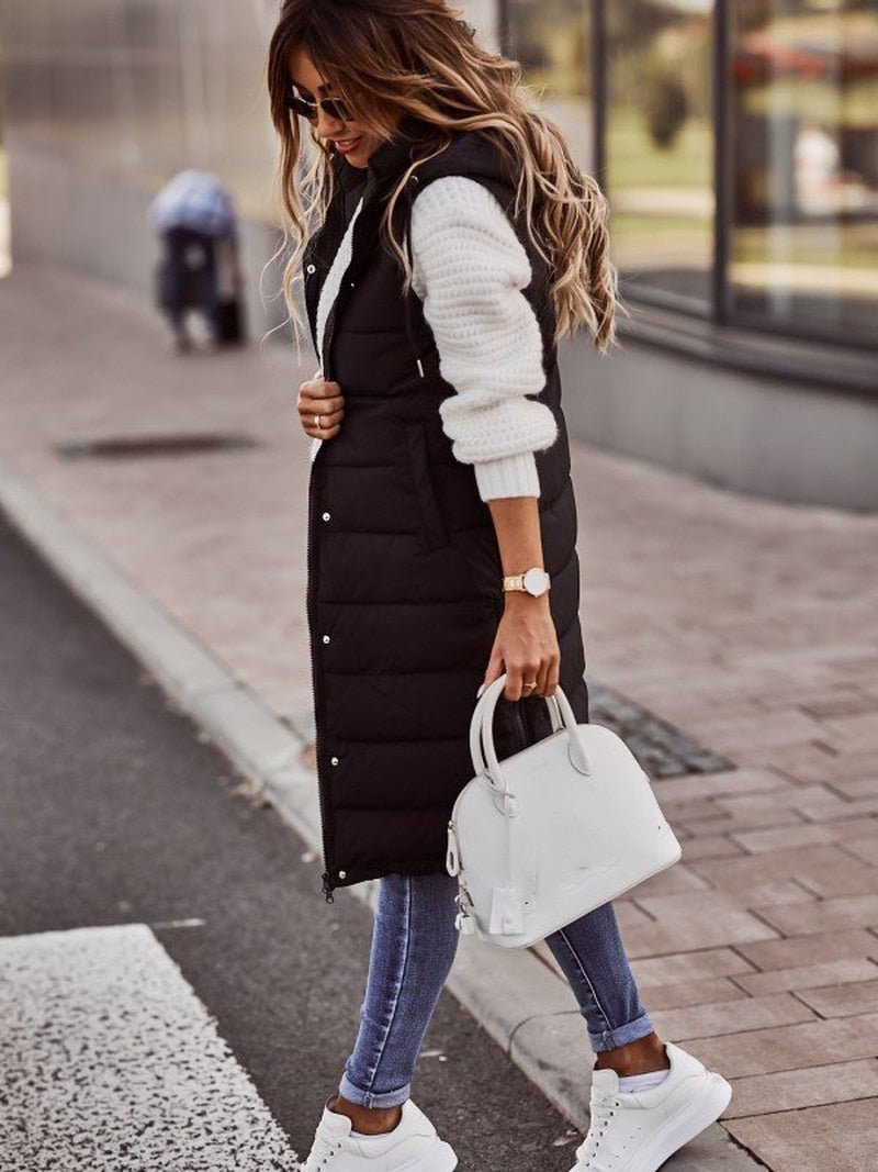 "Kvinnors knälång dunväst med elegant steppdesign, lätt och bekväm, perfekt för kyliga dagar och trendiga outfits."
