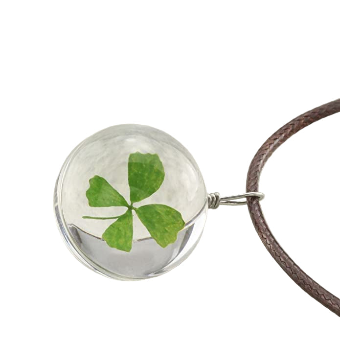 "Kvinnors kristallhalsband med fyrklöver berlock i klar harts, elegant konstläderkedja som symboliserar tur och charm."
