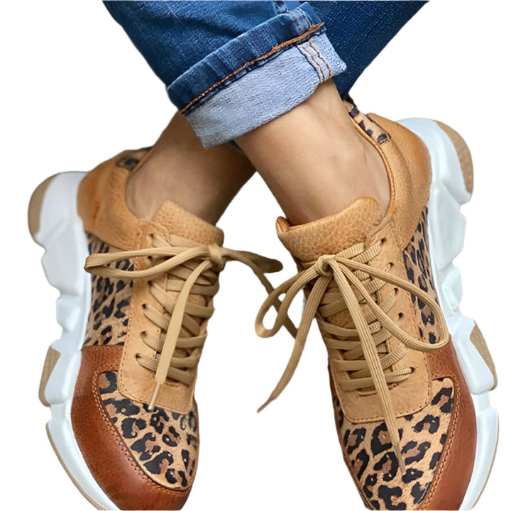 "Kvinnors leopardmönstrade chunky sneakers i textil, brun och tan nyanser, med hög sula för stil och komfort."
