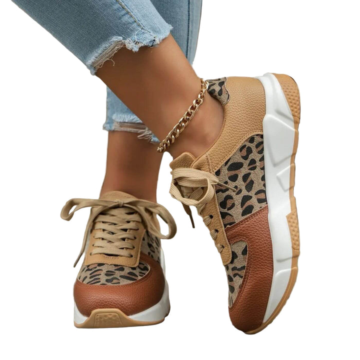 "Kvinnors leopardmönstrade sneakers med stödjande, halkfri sula och andningsbart tyg för stil och komfort."