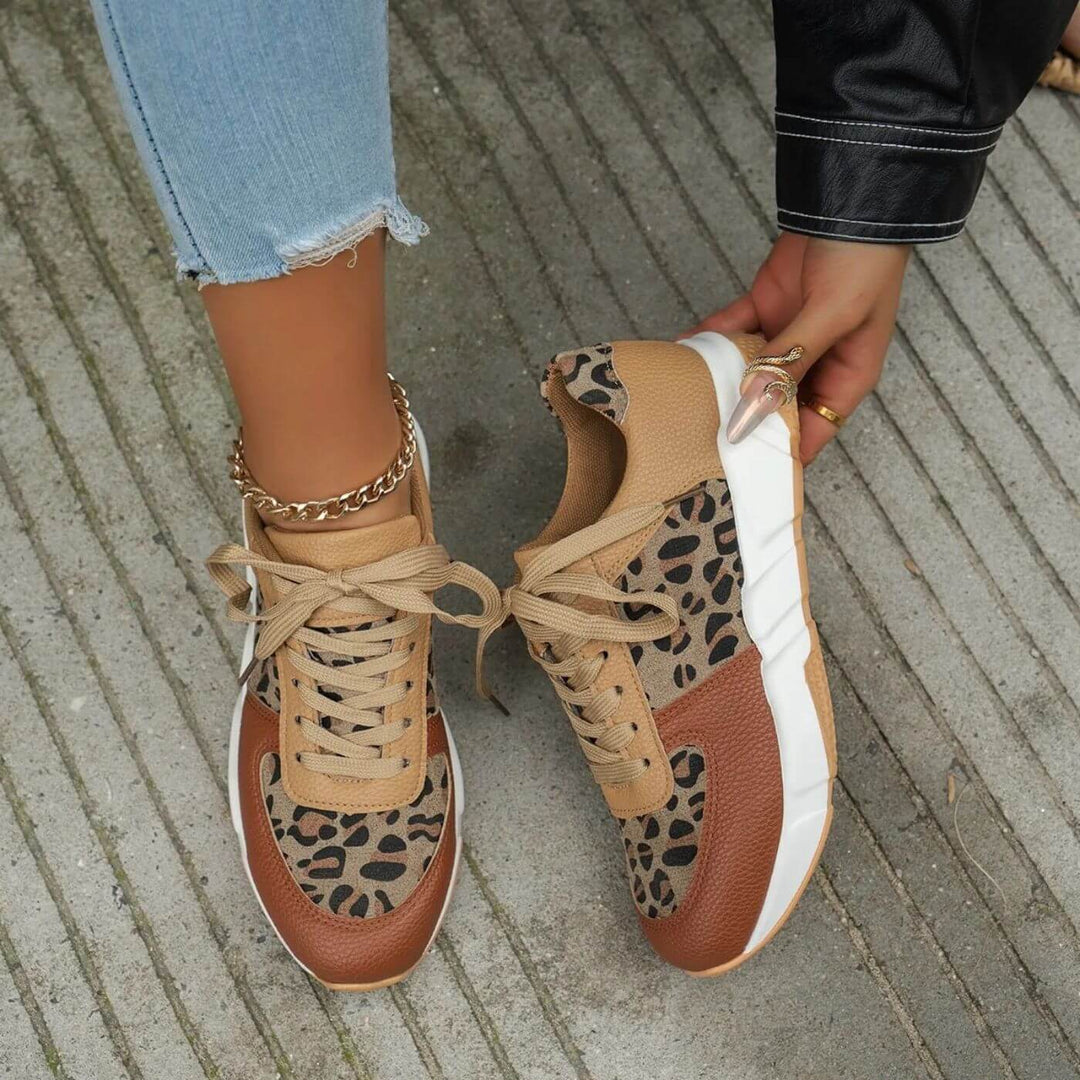 "Kvinnors leopardmönstrade sneakers med stödjande, halkfri sula och andningsbart tyg för stil och komfort."