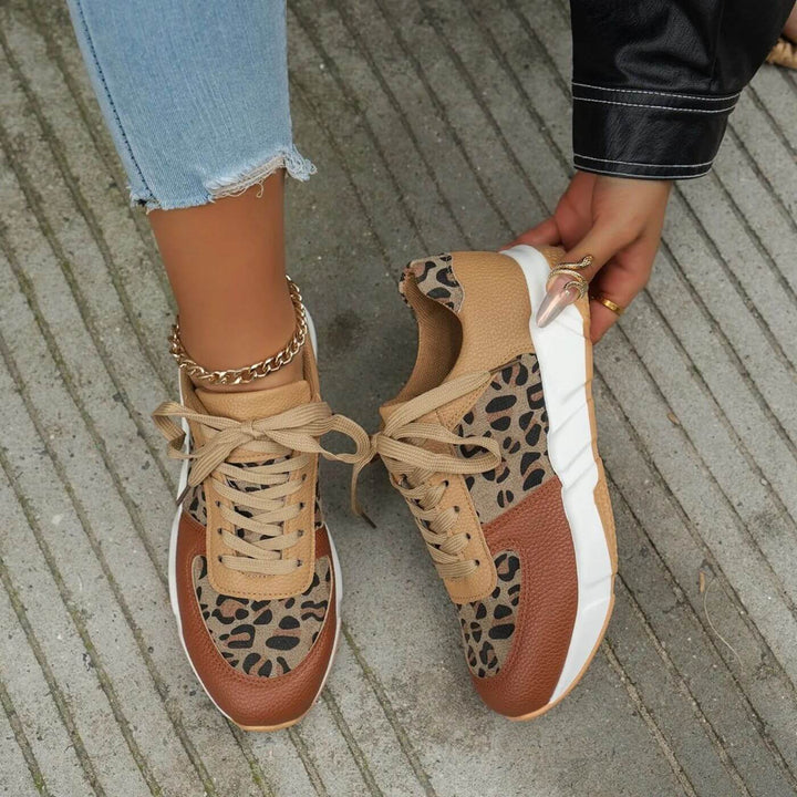 "Kvinnors leopardmönstrade sneakers med stödjande, halkfri sula och andningsbart tyg för stil och komfort."