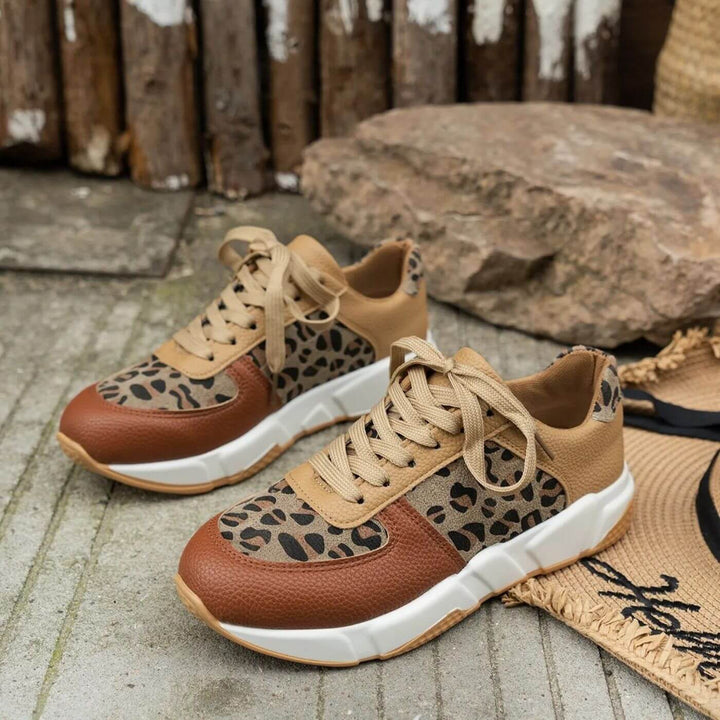 "Kvinnors leopardmönstrade sneakers med stödjande, halkfri sula och andningsbart tyg för stil och komfort."