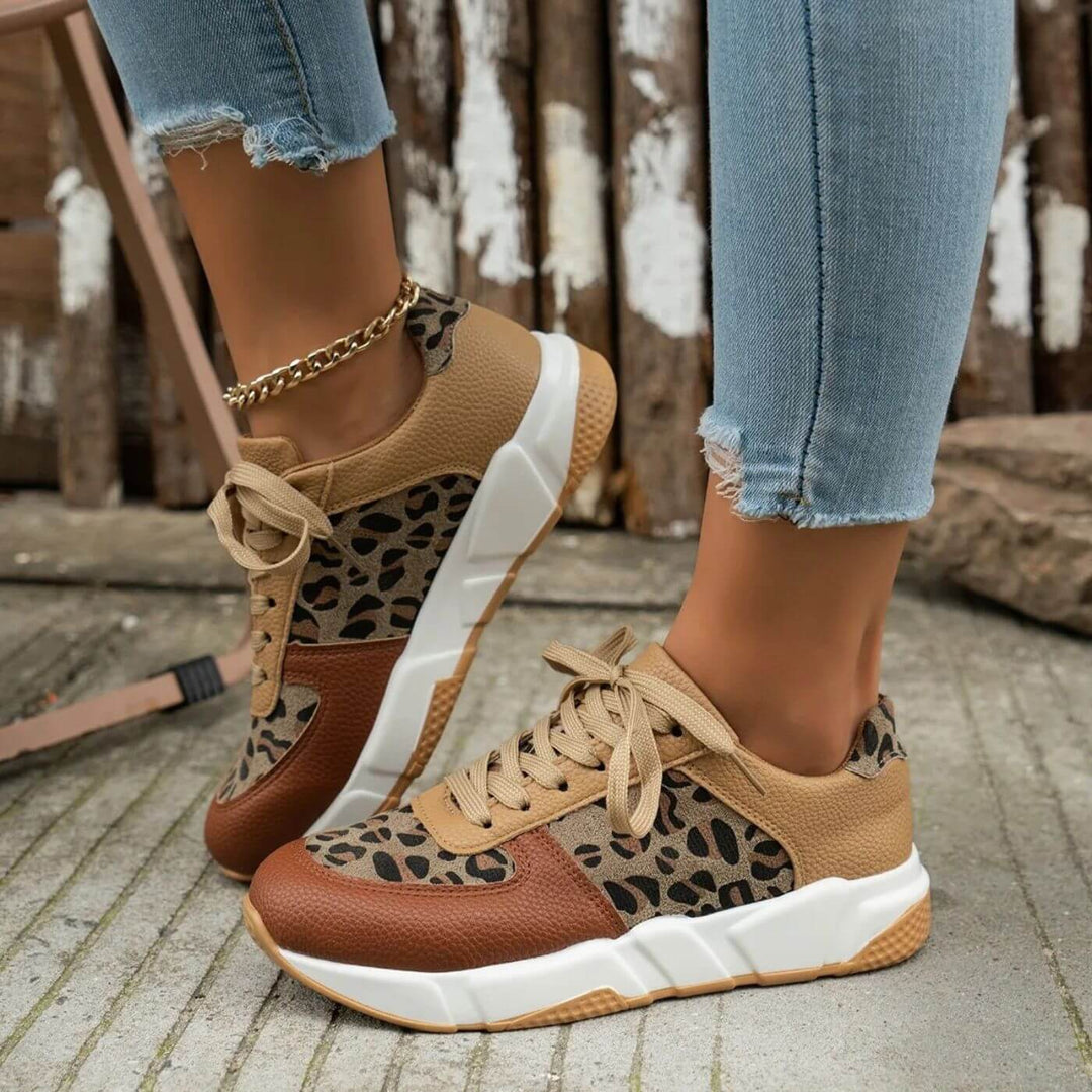 "Kvinnors leopardmönstrade sneakers med stödjande, halkfri sula och andningsbart tyg för stil och komfort."