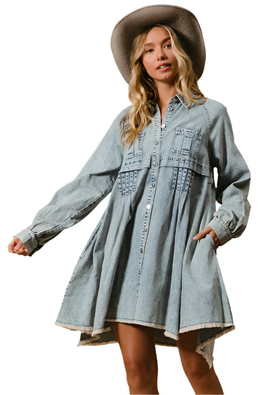 "Kvinnors ljus denim knappklänning, avslappnad passform, tidlös stil, mjukt material, idealisk för vardag och fest."